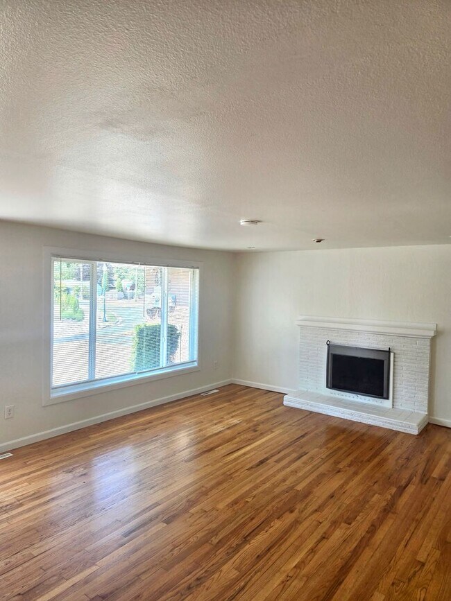 Building Photo - 3613 Grandview Dr W