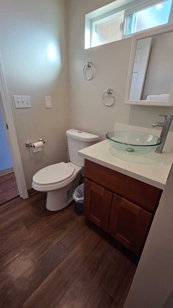 Building Photo - Spacious and Cozy studio!