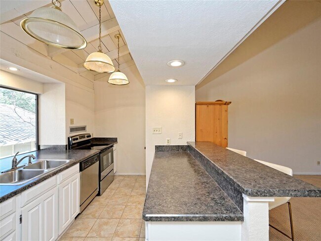 Building Photo - 519 Rock Bluff Dr