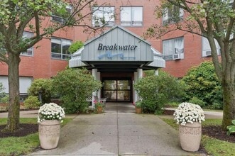 Building Photo - Breakwater Condominiums #501-South Portland: 1 BR Condo with water-front access Available 06/01/2...