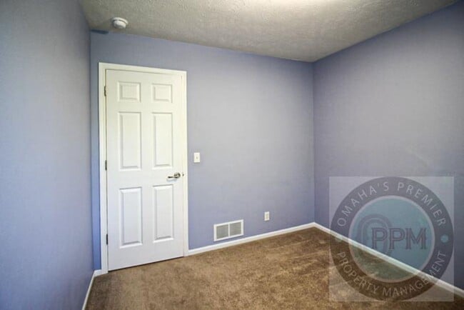 Building Photo - Deposit Special: $500 off rent! Beautiful ...