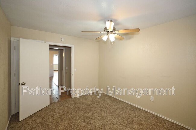 Building Photo - 2905 Salem Dr