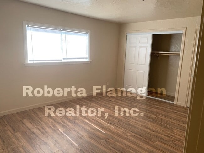 Building Photo - Country 4 bedroom/2 bathroom home