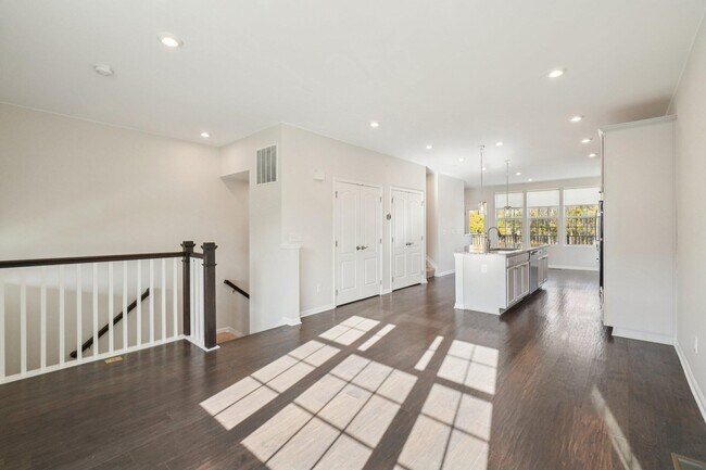 Building Photo - 202 N Sydney Ct