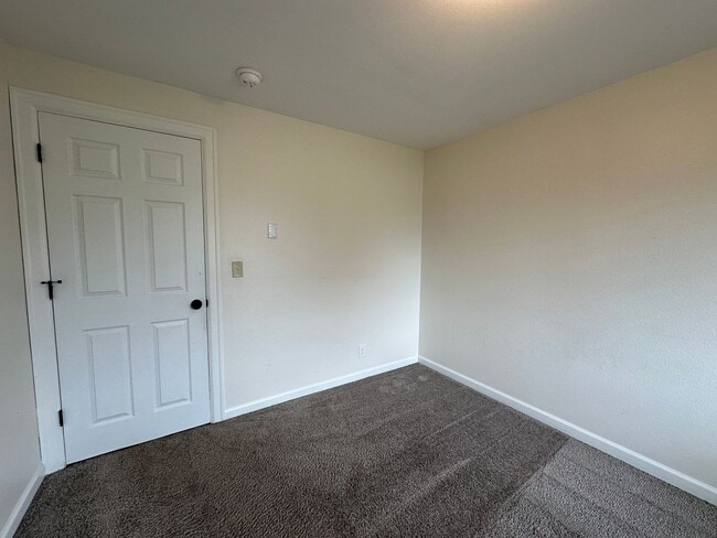 Building Photo - Three Bedroom Home in North Salem with New...
