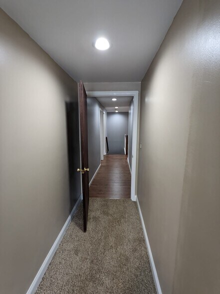 Building Photo - 19 Sandhollow Ct
