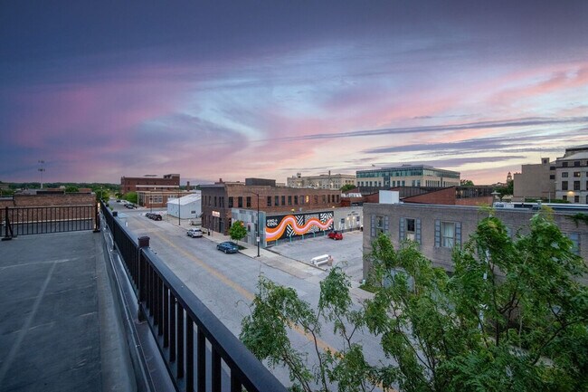 Building Photo - 301 E Walnut St