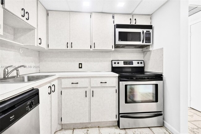 Building Photo - 20335 W Country Club Dr