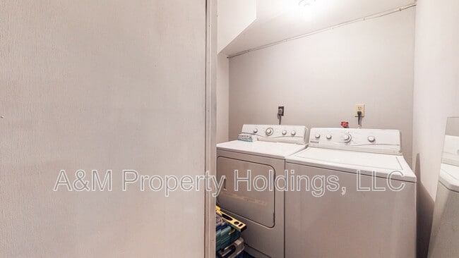 Building Photo - 3120 Greenbriar Dr