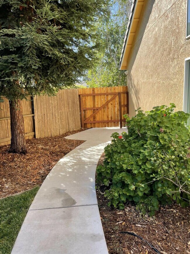 Building Photo - Gorgeous Private large lot in Rocklin!