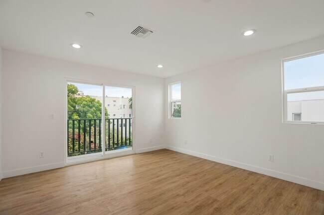 Building Photo - 443 Heliotrope Dr