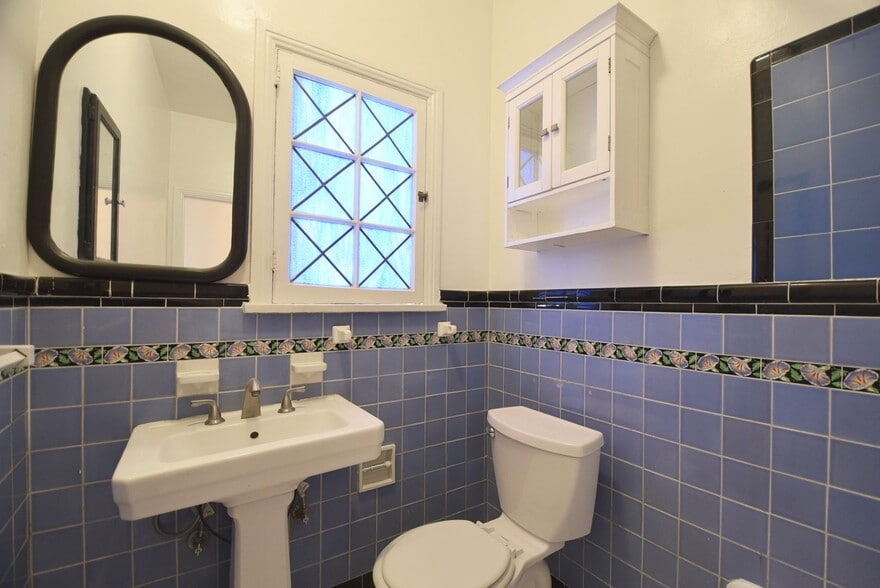 Building Photo - 2062 Argyle Ave