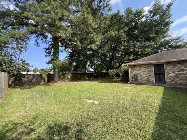 Building Photo - 13936 Cayuga Dr