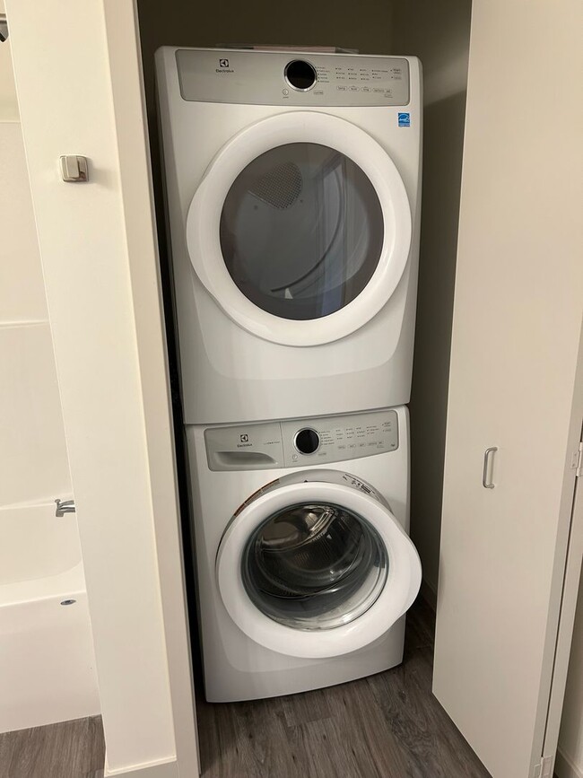 Building Photo - One-Bedroom Unit at Tiller+Main