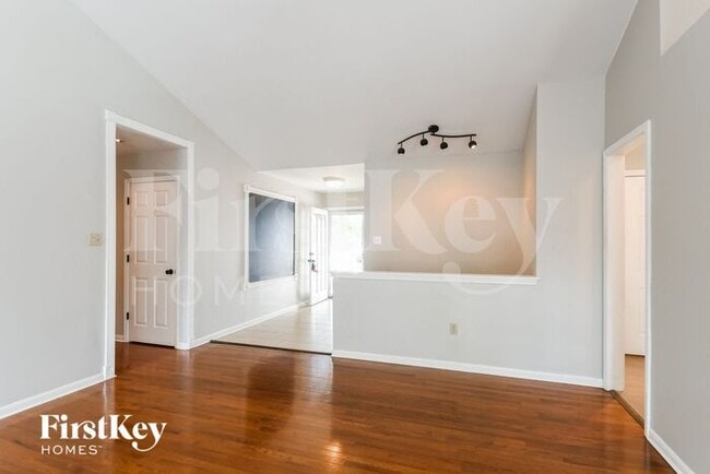 Building Photo - 1520 Fox Ridge Ct
