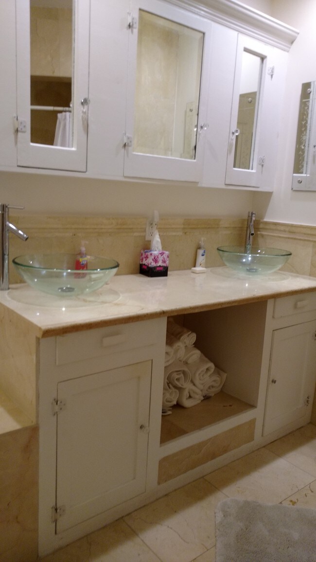 Master bathroom - 639 26th St