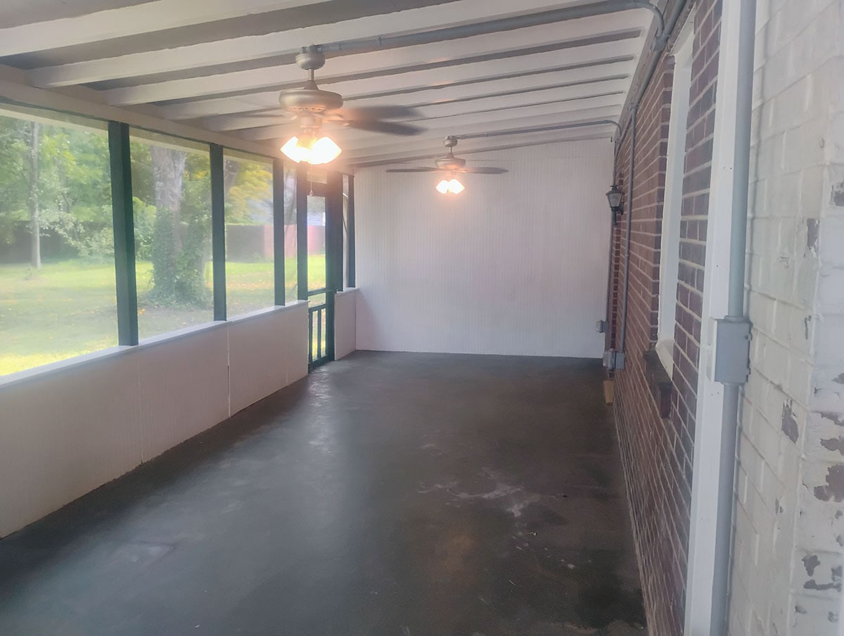 Large screened in porch. - 821 S William St