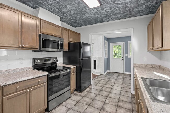 Building Photo - 3 bed 1 bath ranch with large storage/workshop building