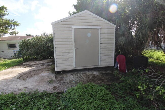 Building Photo - 1205 W 24th St