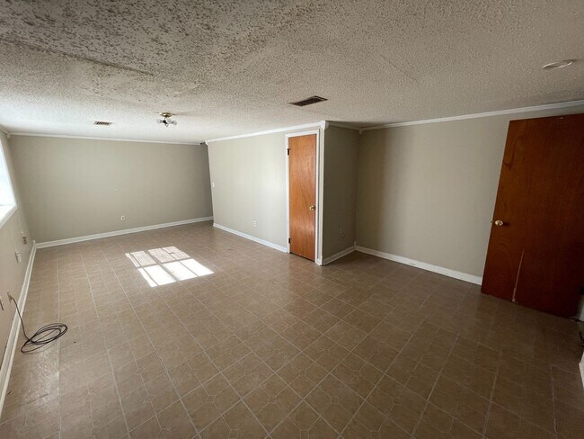 Building Photo - Ozark - Walk Out Basement with Extra Livin...