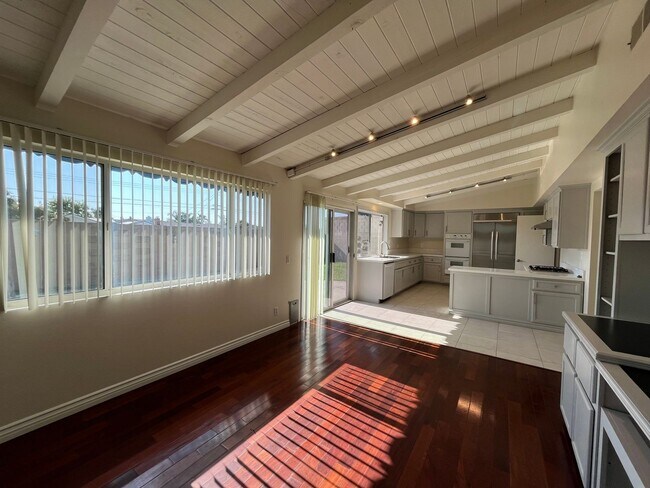 Building Photo - Lovely Home with 3 bedrooms, 2 bath plus o...