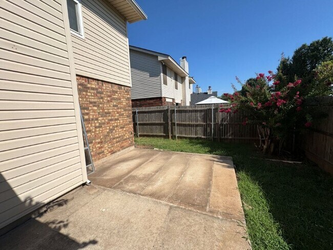 Building Photo - 3 bed , 2 full bath, 2 story , Newly updat...