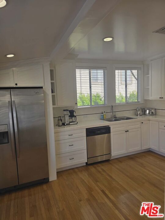 Building Photo - 2122 Hillhurst Ave