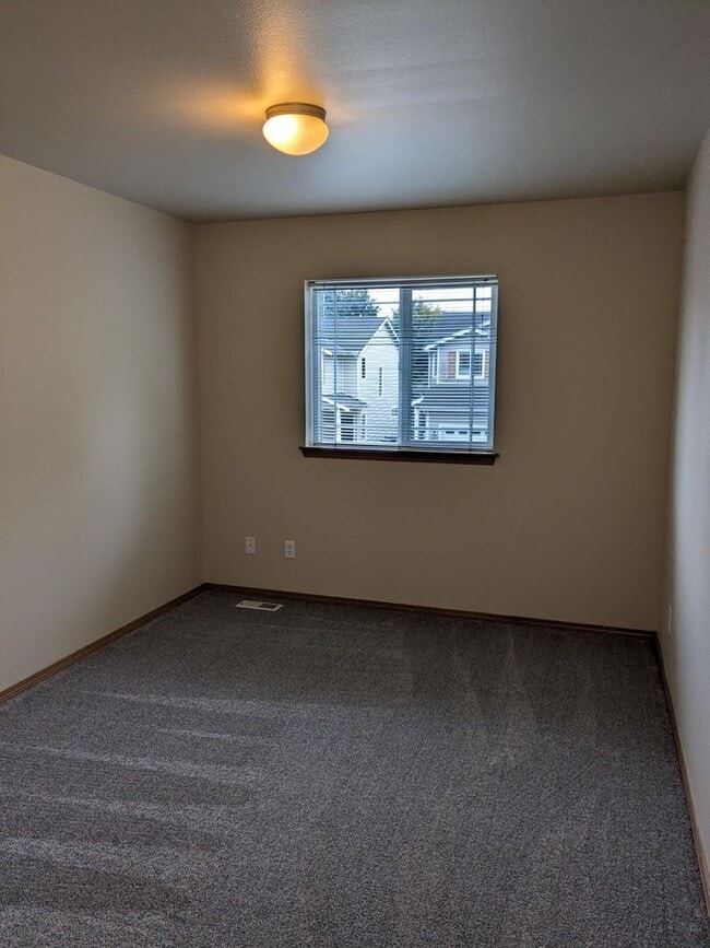 Building Photo - Beautiful 3 Bed 2.5 Bah Home in Auburn