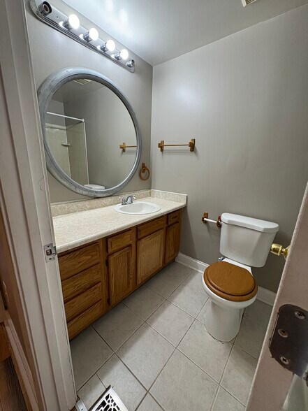 Full bath - 1419 Ward St