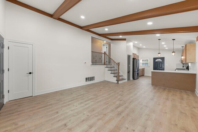 Building Photo - 566 Babcock Ave