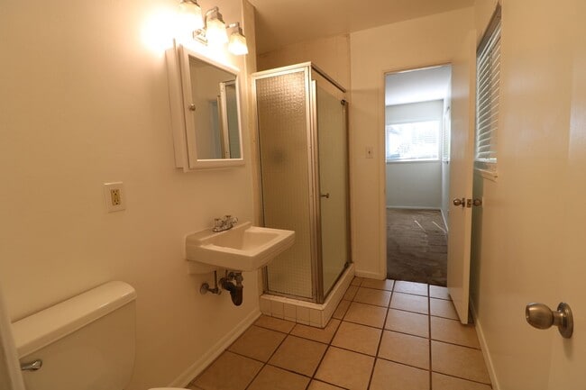Building Photo - 3 BEDROOM, 2 BATH:  Home for Lease in Nort...