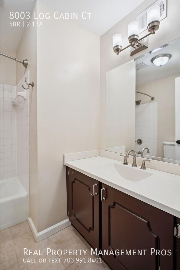 Building Photo - 8003 Log Cabin Ct