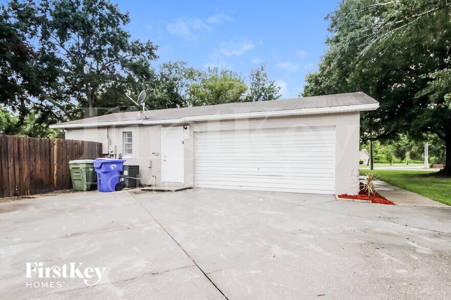 Building Photo - 2390 Meadow Ln