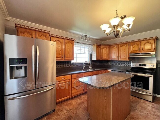 Building Photo - 1635 Green Hills Dr