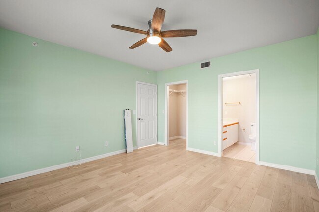Building Photo - Stunning 2 beds 2 baths condo with lake vi...