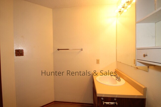 Building Photo - Willowsprings Two Bedroom Cutie!