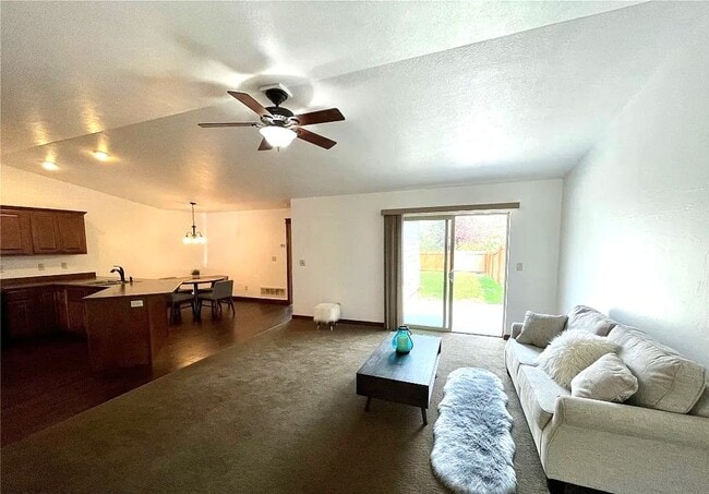 Building Photo - Beautiful 3 bedroom 2 1/2 bath townhouse in 4 Corners! Fenced backyard!