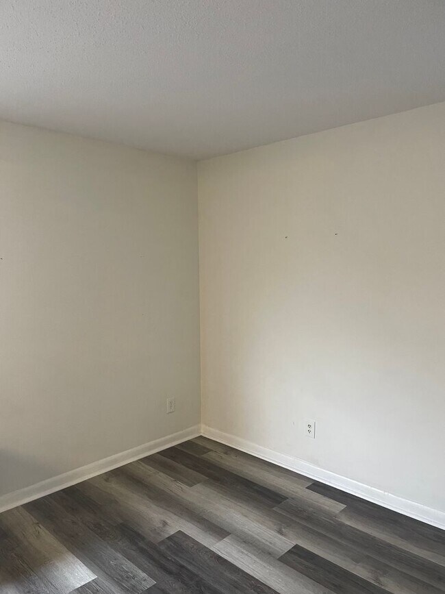 Building Photo - 10170 Beach Dr SW