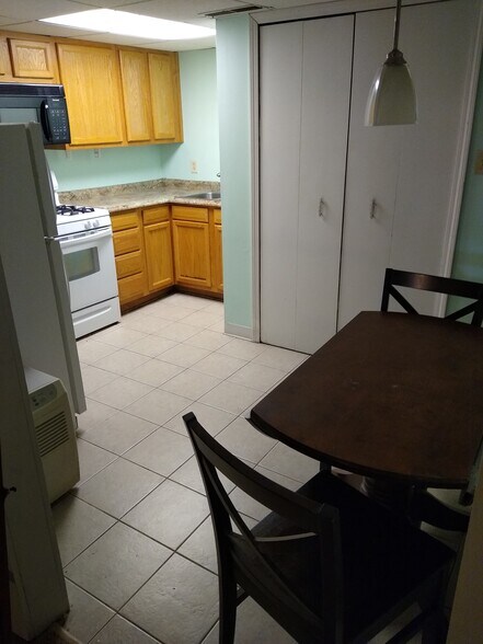 Kitchen - 2471 E Turkeyfoot Lake Rd