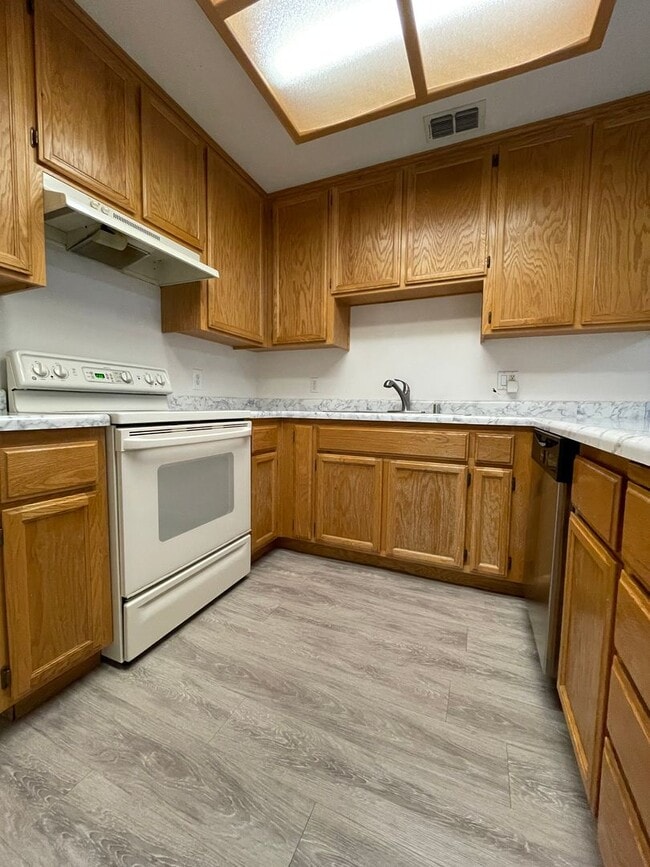 Building Photo - 2 Bedroom Duplex for Rent with Garage