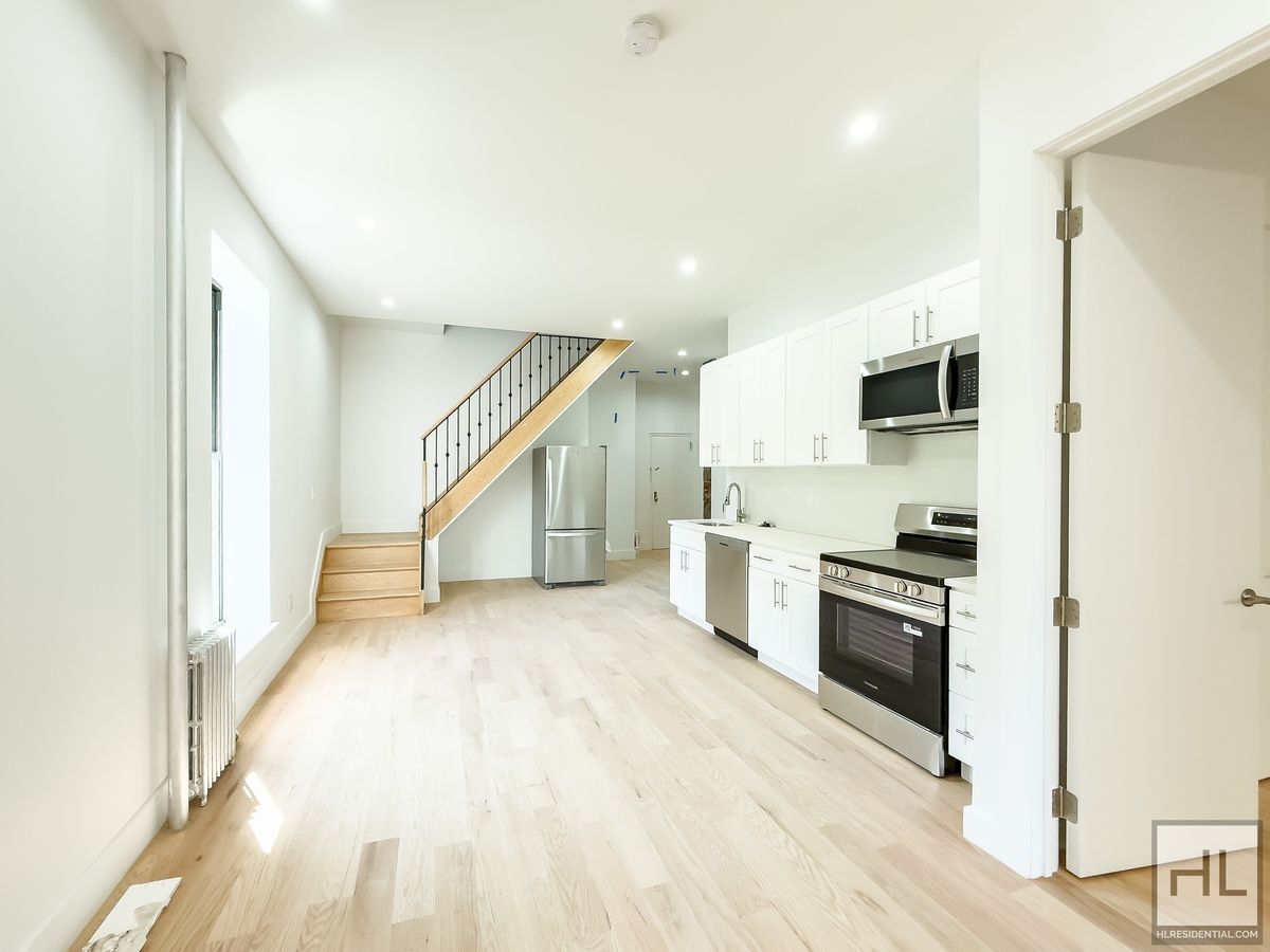 Building Photo - Expansive Sun-drenched Bed-Stuy 7 Bed 3-Bath Duplex