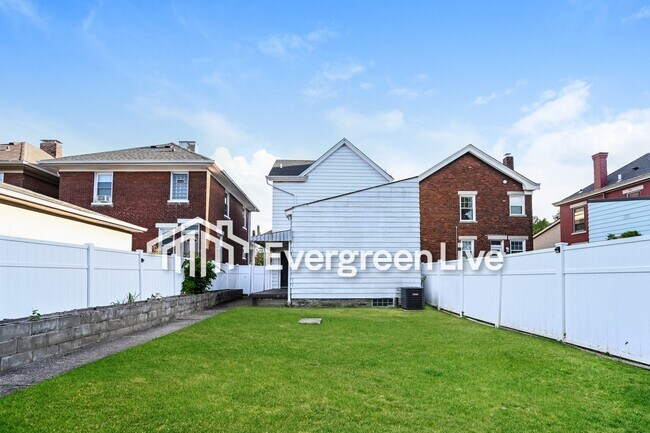 Building Photo - 508 E 21st St