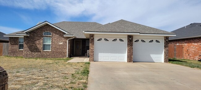 Primary Photo - LARGE 4 BEDROOM HOME IN NORTHEAST CLOVIS