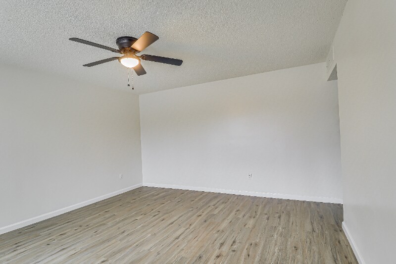 Building Photo - 1005 Mira Loma Dr