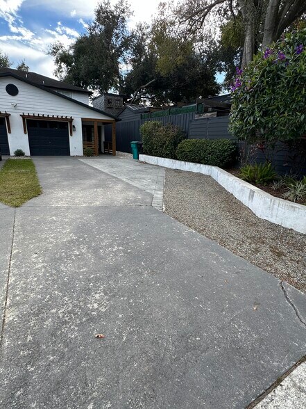 Building Photo - 804 E South St