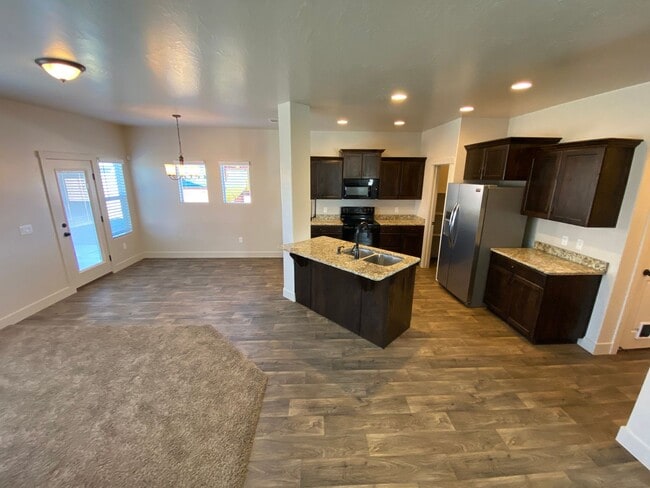 Building Photo - Gorgeous Home with HUGE backyard!