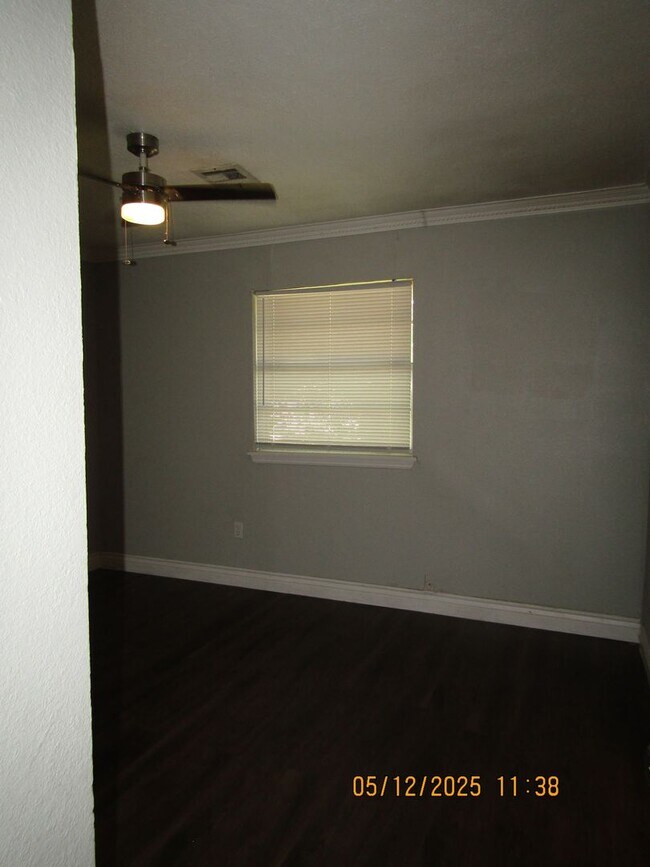 Building Photo - Lovely 3 bedroom 1 1/2 bath Pet friendly home