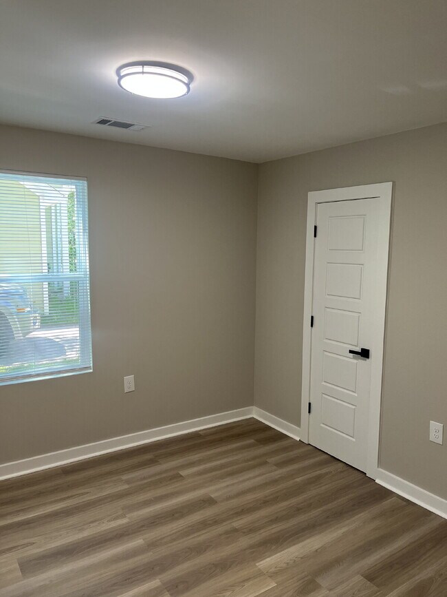 Building Photo - 4439 Sunny View Dr