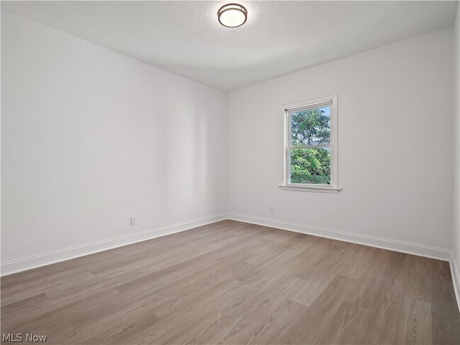 Building Photo - 2037 W 11th St