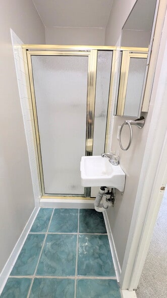 Secondary room full bath 2 - 2294 White Cornus Ln